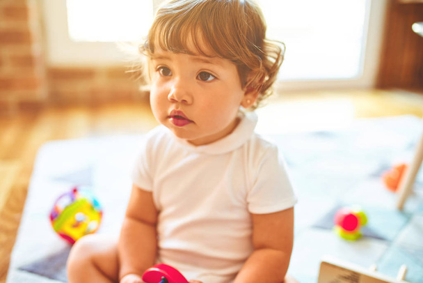 Bella bambina bambina che gioca con i giocattoli sul tappeto
 - Foto, immagini