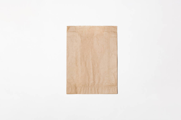 Brown Paper Bag Makieta izolowana na białym tle. Widok z góry. Zdjęcie w wysokiej rozdzielczości. - Zdjęcie, obraz