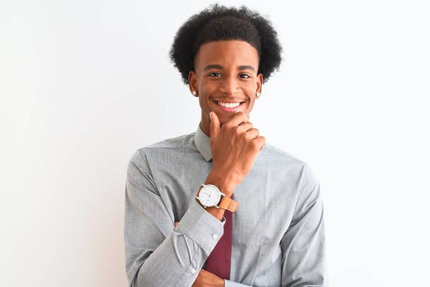 孤立した白い背景の上にネクタイを締めた若いアフリカ系アメリカ人ビジネスマンは、両手を上げて腕を組んで笑顔を浮かべてカメラに自信を持って見ていた。ポジティブな考え方. - 写真・画像