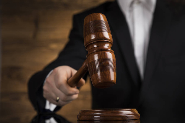 Concepto de justicia y derecho, Juez masculino en un tribunal golpeando el mazo
 - Foto, imagen