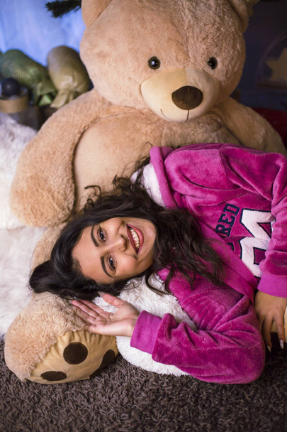 roztomilá dívka pózuje s medvídkem  - Fotografie, Obrázek