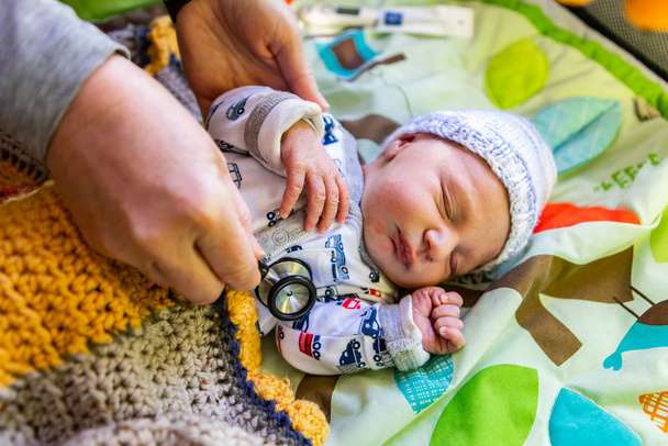 Verloskundige controleert pasgeboren zuigelingen - Foto, afbeelding