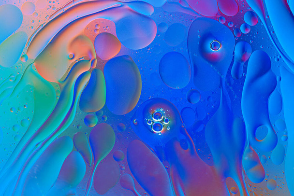 διαβαθμίσεις μπλε κηλίδες και σταγόνες πετρελαίου στην επιφάνεια του νερού, αφηρημένο φόντο, υφή - Φωτογραφία, εικόνα