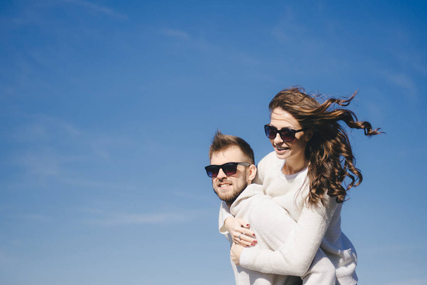 Ευτυχισμένο κορίτσι και άντρας τρέχουν και αγκαλιάζονται στην πτήση ενάντια στον ουρανό, ταξιδιωτική ιδέα ιστορία αγάπης, επιλεκτική εστίαση - Φωτογραφία, εικόνα