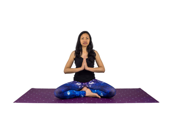 Una donna insegnante di yoga in ardha padmasana anjali mudra postura
 - Foto, immagini