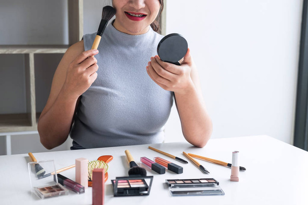 Элегантная женщина-блогер красоты показывает тестирование красоты косметических нас
 - Фото, изображение