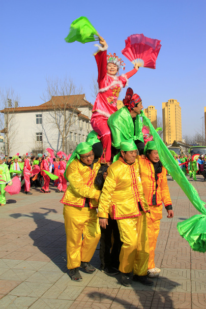 ludzie noszą kolorowe ubrania, show odmiany tańca yangko w s - Zdjęcie, obraz
