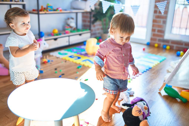 Adorabile bambini che giocano in giro un sacco di giocattoli all'asilo
 - Foto, immagini