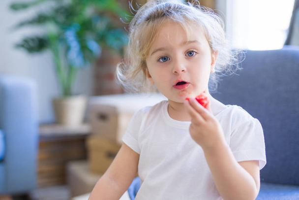Belle tout-petit enfant fille manger de la fraise
 - Photo, image