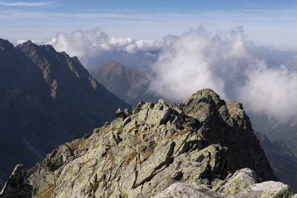 Montañas. Rocky Hill. Pico Sivy en High Tatras, Eslovaquia
 - Foto, Imagen