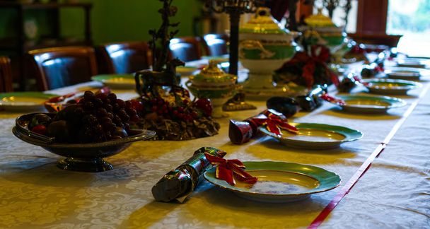 Kerst versierde eettafel - Foto, afbeelding
