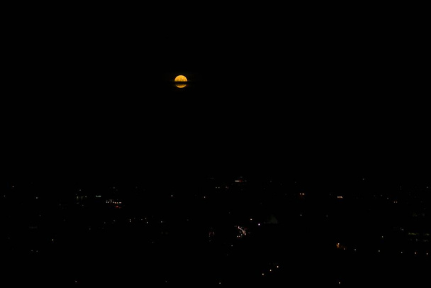 Luna en el cielo nocturno. Países Bajos - Foto, imagen