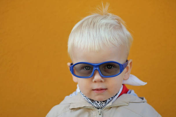 Niño lleva gafas 3D y él es en serio
 - Foto, imagen
