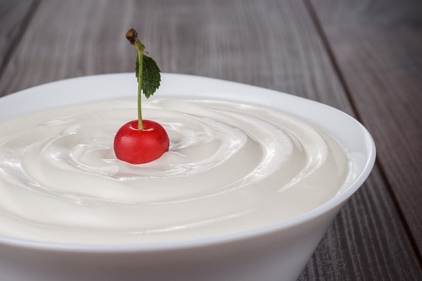 White bowl full of sour cream with cherry - Foto, immagini