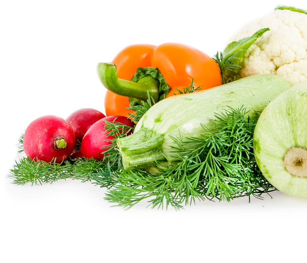 Paprika, Rettich, Gemüsemark und Blumenkohl auf Weiß - Foto, Bild