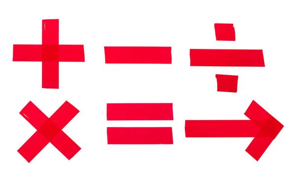 Signes mathématiques rouges et flèche à partir d'un ruban adhésif isolé sur fond blanc
 - Photo, image