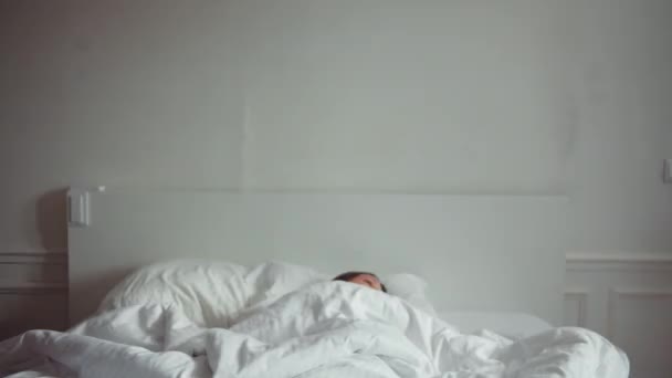ein junges Mädchen wacht morgens in einer Wohnung auf - Filmmaterial, Video