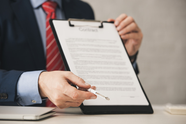 cropped view of agent holding clipboard with contract lettering and pen  - Fotoğraf, Görsel
