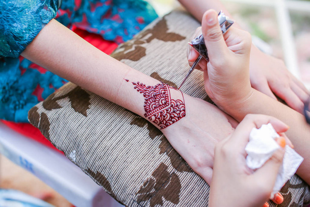 Dipinti di hennè molto belli e unici sono su entrambe le mani della sposa
. - Foto, immagini