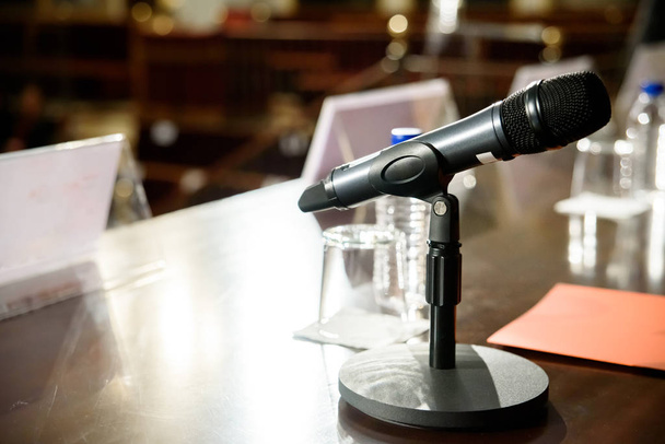 Microfone na sala de conferências para comunicar ao público a b
 - Foto, Imagem