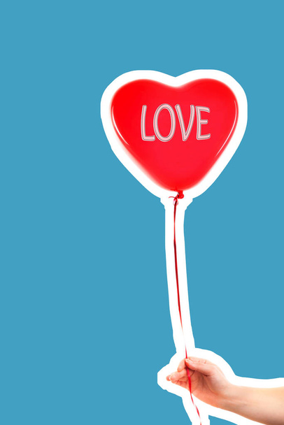 Γυναικείο χέρι κρατά κόκκινο καουτσούκ φουσκωτό μπαλόνι σχήμα καρδιάς. Αγάπη, σχέση, ημέρα του Αγίου Βαλεντίνου και την έννοια εορτασμού γενεθλίων. Κολάζ μόδας στυλ περιοδικού με κενό χώρο αντίγραφο - Φωτογραφία, εικόνα