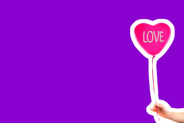 Die weibliche Hand hält einen roten aufblasbaren Luftballon in Herzform. Liebe, Beziehung, Valentinstag und Geburtstagsfeier. Modecollage im Magazin-Stil mit Leerraum - Foto, Bild