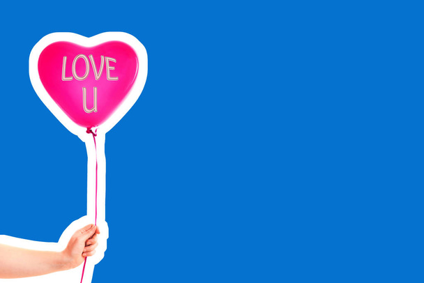 Die weibliche Hand hält einen roten aufblasbaren Luftballon in Herzform. Liebe, Beziehung, Valentinstag und Geburtstagsfeier. Modecollage im Magazin-Stil mit Leerraum - Foto, Bild