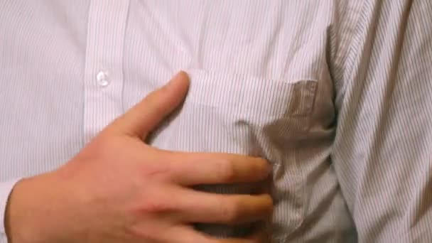 Ο άνθρωπος βρίσκει παράξενο gadget στην τσέπη - Πλάνα, βίντεο