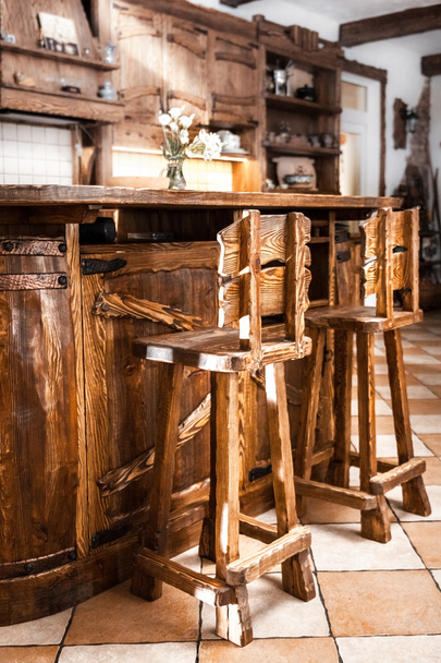 Deux hautes chaises de bar en bois dans un style champêtre
 - Photo, image