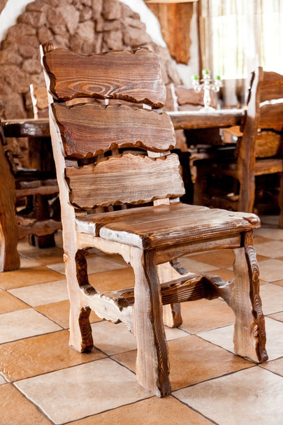 Дерев'яний стілець стоїть в їдальні
 - Фото, зображення