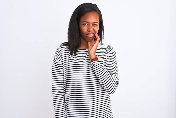 Красива молода жінка афроамериканець, носити светр на зиму над ізольованих фону, торкаючись рота рукою з болючою вираз через Зубний біль або стоматологічні захворювання на зубах. Стоматолог концепції. - Фото, зображення