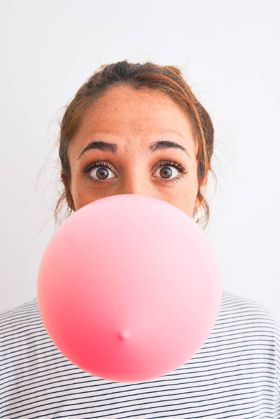 Mladá readhead moderní žena žvýkání žvýkačky a dělat vzduchové bubliny - Fotografie, Obrázek