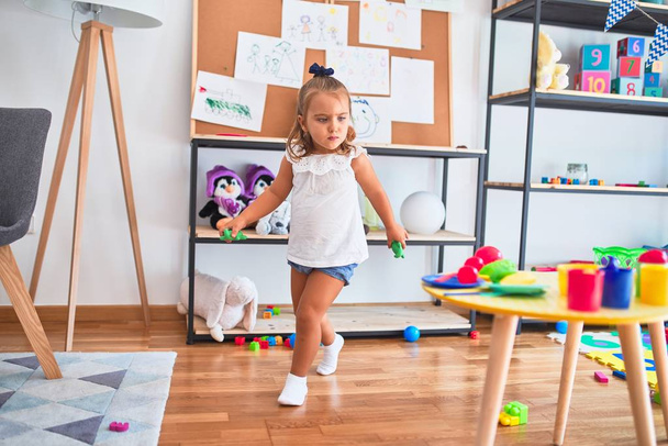 Mladý krásný blondýnka dívka dítě těší hrát školu s hračkami ve školce, usměvavý šťastný hraní doma - Fotografie, Obrázek