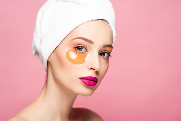 beautiful woman in eye patch looking at camera isolated on pink  - Foto, Imagen