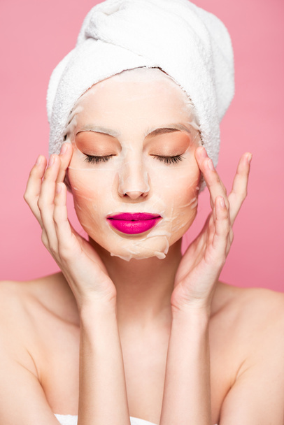 naked girl in moisturizing face mask with closed eyes isolated on pink  - Foto, Imagem