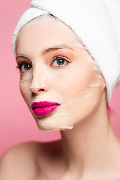 young naked woman in face mask isolated on pink  - Foto, Imagem
