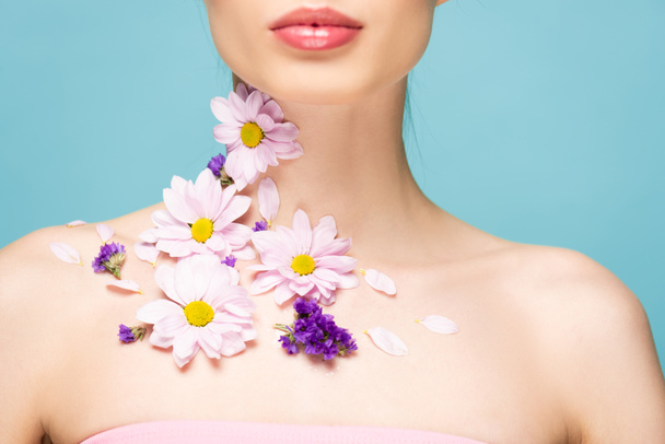 cropped view of woman with flowers on neck isolated on blue  - Foto, imagen