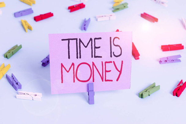 Psaní textu Time Is Money. Konceptuální foto čas je cenný zdroj Dělat věci tak rychle, jak je to možné Barevné prádlo pin papíry prázdné připomínka modrá podlaha pozadí kancelář pin - Fotografie, Obrázek