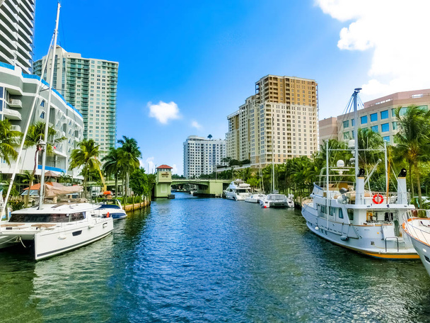 Florida, Lauderdale 'in şehir manzarası sahili ve şehri gösteriyor. - Fotoğraf, Görsel