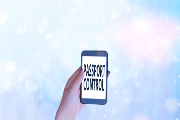 Πινακίδα που δείχνει έλεγχο διαβατηρίων. Επαγγελματική φωτογραφία που δείχνει την περιοχή σε αεροδρόμιο όπου ελέγχονται τα διαβατήρια - Φωτογραφία, εικόνα
