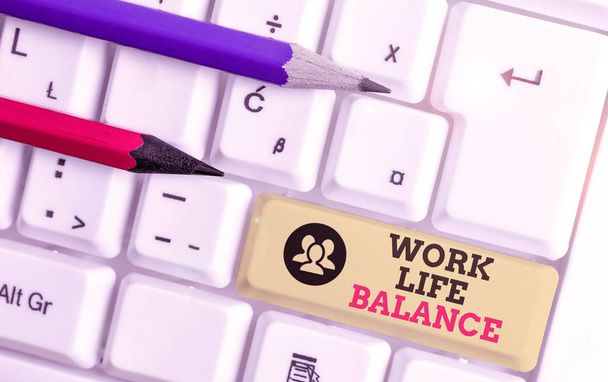 Tekst pisania słów Work Life Balance. Prezentacja zdjęć biznesowych Podział czasu między pracą lub rodziną a czasem wolnym - Zdjęcie, obraz