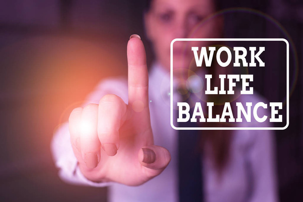Käsikirjoitus työelämän tasapainosta. Käsitteellä tarkoitetaan työ- tai perhe-elämän ja vapaa-ajan välistä ajallista jakoa Taustalla oleva nainen osoittaa sormella tyhjään tilaan
 - Valokuva, kuva