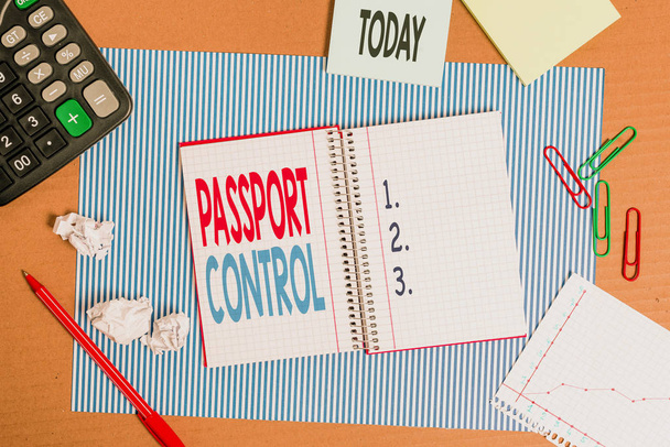 Schrijfbriefje met paspoortcontrole. Business concept voor het gebied in een luchthaven waar paspoorten worden gecontroleerd Gestreept karton notebook karton kantoor studie levert grafiek papier - Foto, afbeelding