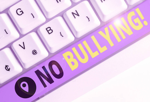 Palavra escrita texto Sem bullying. Foto de negócios mostrando parar o comportamento agressivo entre as crianças desequilíbrio de poder
 - Foto, Imagem