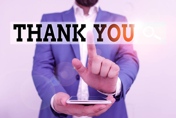 Mesajda "Teşekkür ederim" yazıyor. İş fotoğrafı kibar ifadesi hediye servisi iltifatı kabul ederken kullanılır. Mavi süitte dizüstü bilgisayarı parmağıyla işaret eden bir iş adamı. - Fotoğraf, Görsel