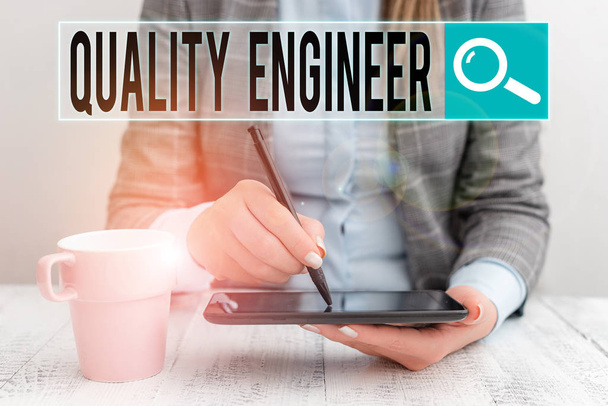 品質エンジニアを示す概念的な手書き。コンセプトは、分析された製品の全体的な品質を確保することを意味します携帯電話とコーヒーカップに座ってビジネス女性 - 写真・画像