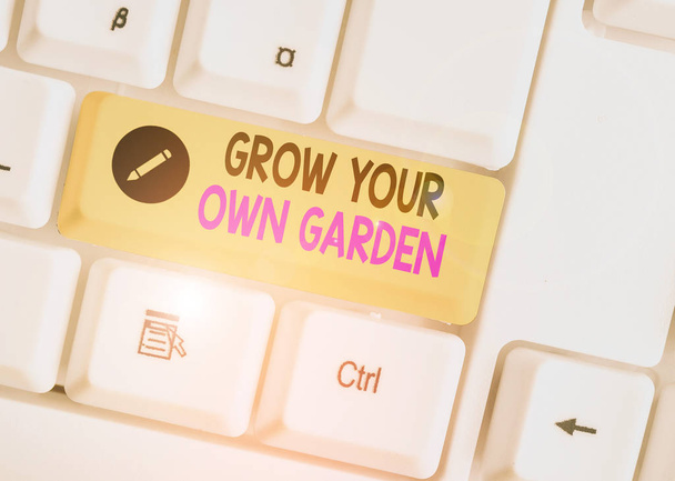 Käsiala tekstin kirjoittaminen Kasvata oma puutarha. Käsitteellinen kuva Orgaaninen puutarhanhoito kerätä demonstrointi vihanneksia hedelmiä
 - Valokuva, kuva