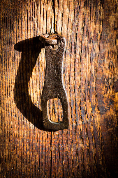 oude roestige vergrendeling op houten deur - Foto, afbeelding