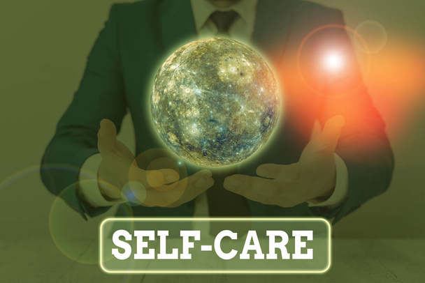 Sinal de texto mostrando Self Care. Foto de negócios mostrando a prática de tomar medidas para melhorar a própria saúde Elementos desta imagem fornecidos pela NASA
 - Foto, Imagem