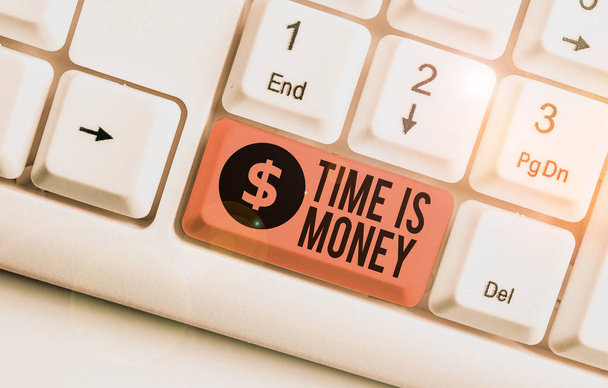 Tekst schrijven Time Is Money. Zakelijke foto presentatie tijd is een waardevolle hulpbron Doe dingen zo snel mogelijk - Foto, afbeelding